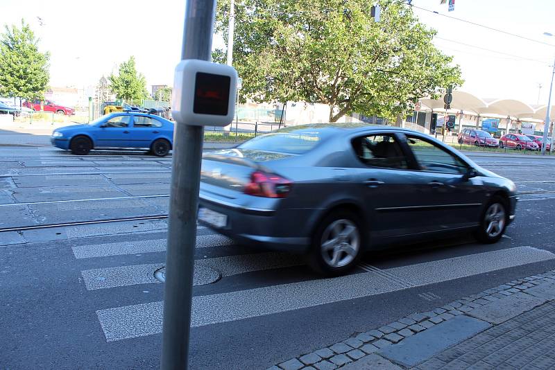 Aplikace Pozor tramvaj! se dočkala nové funkce. Brněnský dopravní podnik nechal nainstalovat přechodový hlásič v Benešově ulici, který upozorňuje chodce na přijíždějící tramvaj.