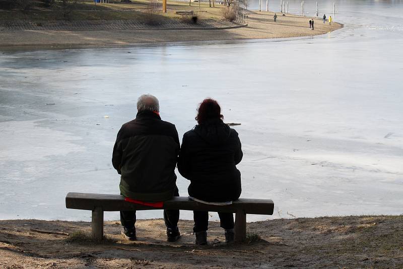 Brňané využili v sobotu odpoledne slunečného počasí a vyrazili na přehradu. Na procházku mohou jen na katastru obce. Strážníci kontrolovali, zda všichni mají dostatečnou ochranu úst.