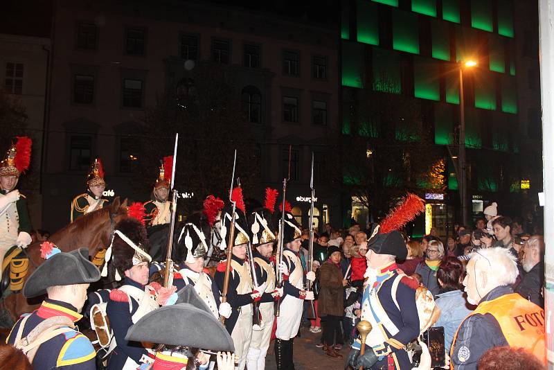 Francouzský císař Napoleon prošel se svým vojskem v sobotu v podvečer historickým centrem Brna.