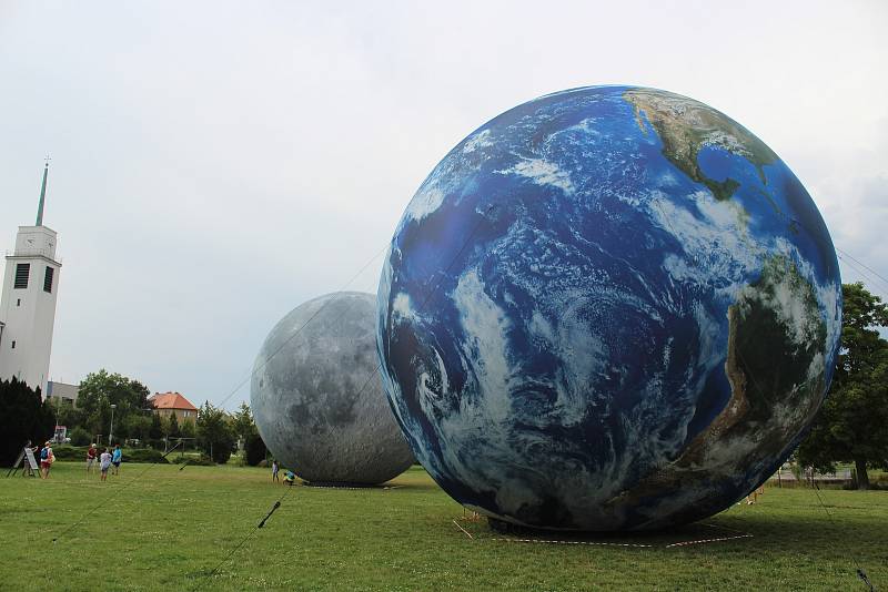 Nafukovacího Měsíce a Země se už lidé v Brně dotknout mohli. Nyní je čeká Mars.