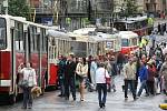 Historické tramvaje a autobusy na náměstí Svobody v Brně.