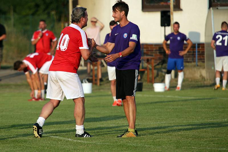 Fotbalový zápas veteránů brněnského Boby a Zbrojovky proti Židlochovicím na jejich hřišti.