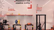 Kamion s návěsem o výměře přibližně 44 m2 má zázemí pro dva lektory a moderní vybavení čítající desítku přístrojů: laserová řezačka, 3D tiskárny, robotické rameno, CNC frézka, řezací plotr, elektronový mikroskop, elektro a mecha dílna.