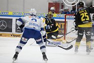 Hokejisté Komety (v modrobílých dresech) na domácím ledě zdolali Litvínov.