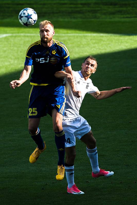 Utkání 1. kola 1. liga HET liga mezi MFK Karviná - FC Vysočina Jihlava hrané 29. července 2017 v Karviné. (vlevo) Antonín Rosa a Jan Moravec.