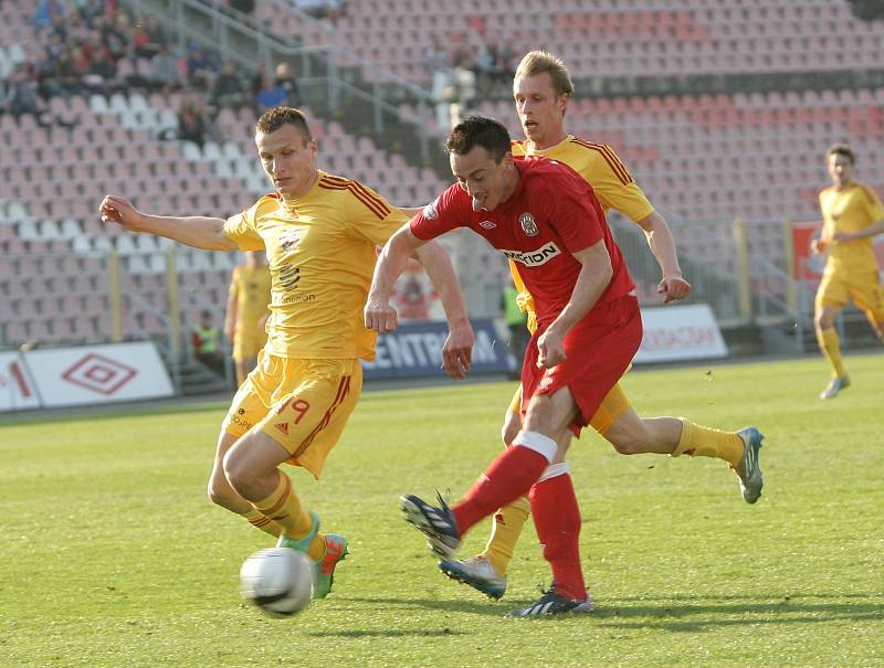 Brněnská Zbrojovka (v červeném Keresteš) hostila na domácím stadionu pražskou Duklu.