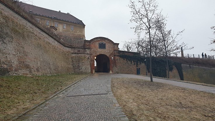 Kvůli silné ledovce uzavřeli pro návštěvníky celý areál brněnského hradu Špilberk.