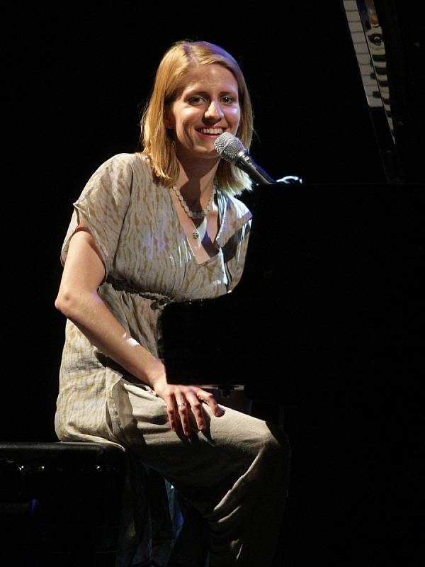 Očekávaný koncert v Mahenově divadle odehrála v pondělí večer Markéta Irglová, držitelka Oscara za originální píseň k filmu Once. Do Brna si přivezla hosta – islandského zpěváka a kytaristu Svavara Knútura. 