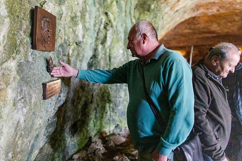 Odhalení pamětní desky uznávaného archeologa Karla Valocha v jeskyni Moravského krasu.