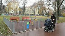  Park mezi Šelepovou a Klusáčkovou ulicí se oficiálně jmenuje sady Národního odboje a jeho název odkazuje na vojenský lágr Pod kaštany, který tam byl za druhé světové války.