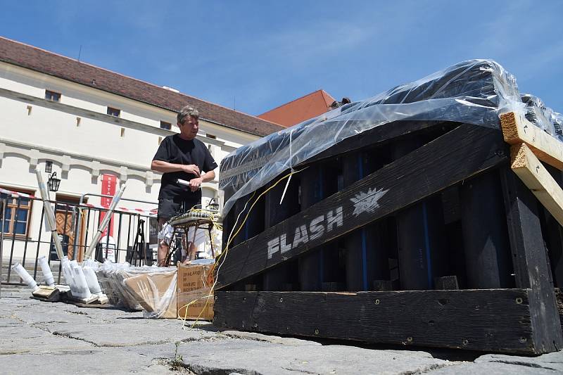 Špilberk obsadili v sobotu v osm hodin ráno. A večer z něj ukázali, jak vypadá Nebe na zemi. Než ale ohňostrůjci ze společnosti Flash Barrandov SFX závěrečnou show festivalu Ignis Brunensis pod tímto názvem odpálili, čekaly je dlouhé hodiny práce.