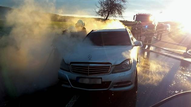 Hasiči likvidovali požár auta u Střelic na Brněnsku.