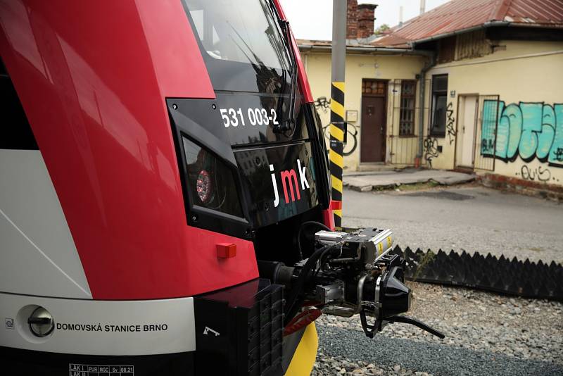 První dvě soupravy z továrních linek Škoda group představili zástupci Jihomoravského kraje na brněnském nádraží. Vozy začnou jezdit již na podzim.
