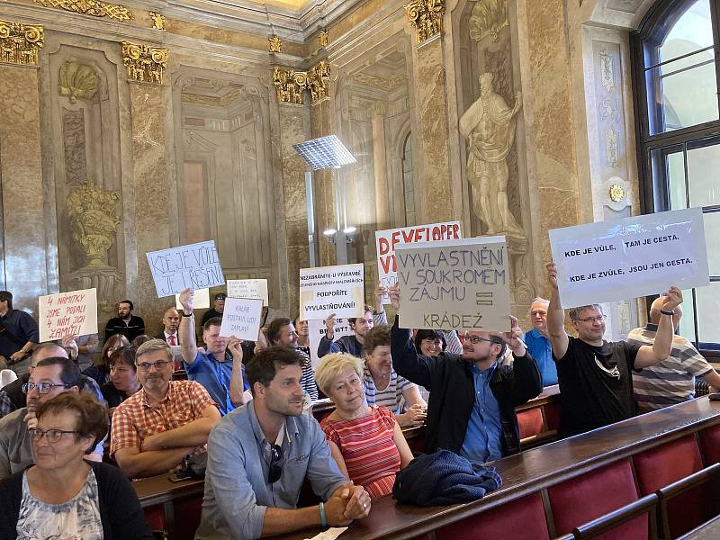 Protesty na jednání brněnského zastupitelstva.