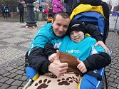 Jan Hořínek je kvůli svalové dystrofii na vozíku. Se vším mu pomáhá jeho otec Michal Hořínek. 