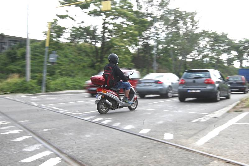 V Hladíkově ulici v Brně přibyl "ručně" namalovaný přechod pro cyklisty.