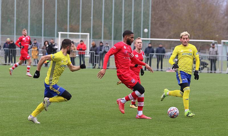 Fotbalista Martins Toutou (v červeném) naskočil do zimní přípravy s líšeňským celkem.