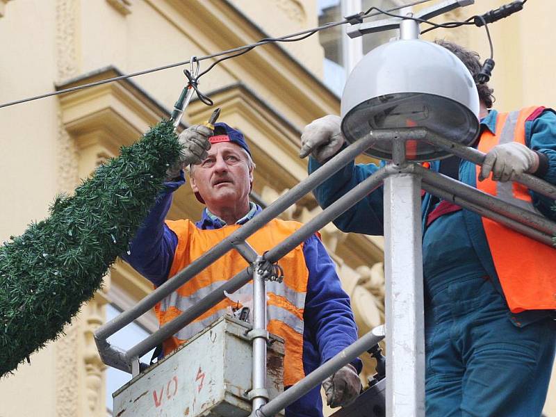 Do přípravy tradičního vánočního osvětlení se pustila už většina brněnských městských částí. 