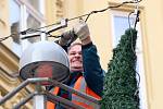 Do přípravy tradičního vánočního osvětlení se pustila už většina brněnských městských částí. 