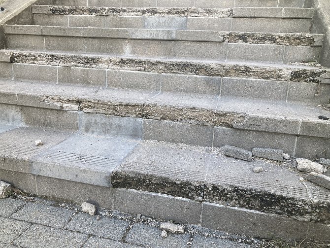 Nevzhledné schody v brněnské Puškinově ulici brzy doznají změn. Už za pár týdnů je čeká obnova.
