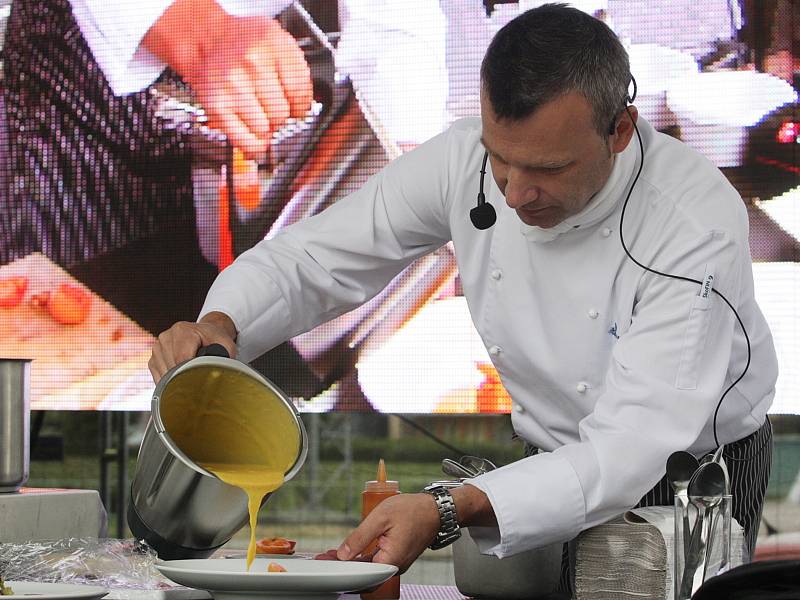  Náměstí míru v Židlochovicích na Brněnsku v sobotu zaplnily stovky lidí, kteří si nechtěli nechat ujít tradiční festival Meruňkobraní. 