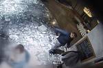 Zloději okrádali hosty v brněnské restauraci