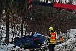 Při havárii osobního auta v sobotu v Tišnově na Brněnsku vůz skončil v místním potoce. Při nehodě se zranila žena.