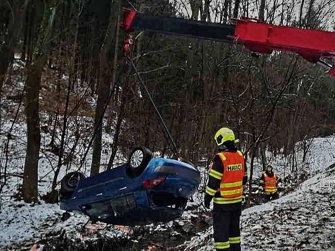 Při havárii osobního auta v sobotu v Tišnově na Brněnsku vůz skončil v místním potoce. Při nehodě se zranila žena.