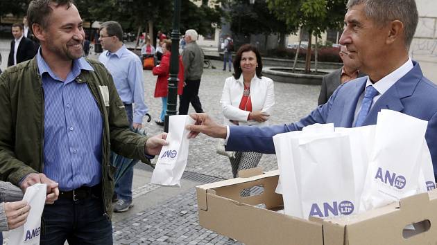 Jedním z výrazných prvků v kampani před posledními volbami byly koblihy hnutí ANO (na snímku je rozdává Andrej Babiš).