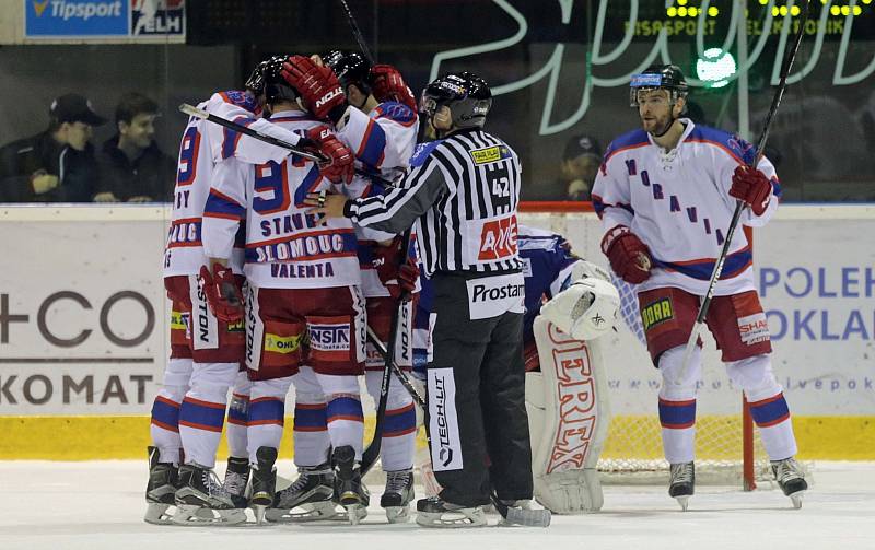 Hokejisté brněnské Komety (v modrém) porazili v moravském derby Olomouc 4:1.