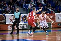 Hráči brněnského Basketu (v bílých dresech) porazili v prvním čtvrtfinálovém zápase Pardubice 89:84.