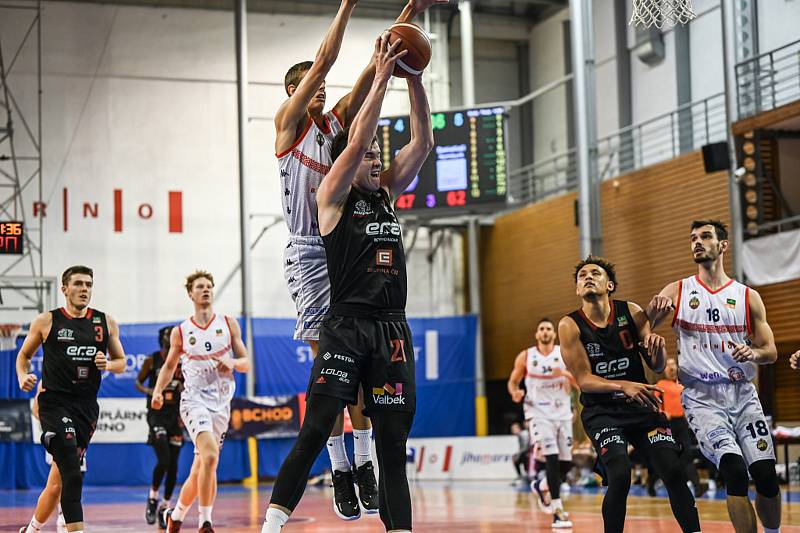 Brněnští basketbalisté (v bílém) při ligovém utkání s Nymburkem, kterému na domácí palubovce podlehli 70:88.