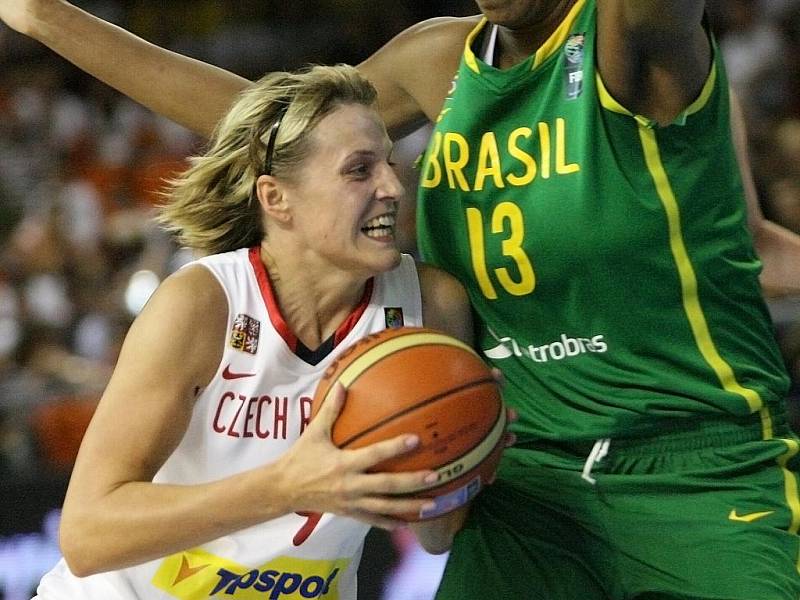 Basketbalistka Horáková na MS proti Brazílii.