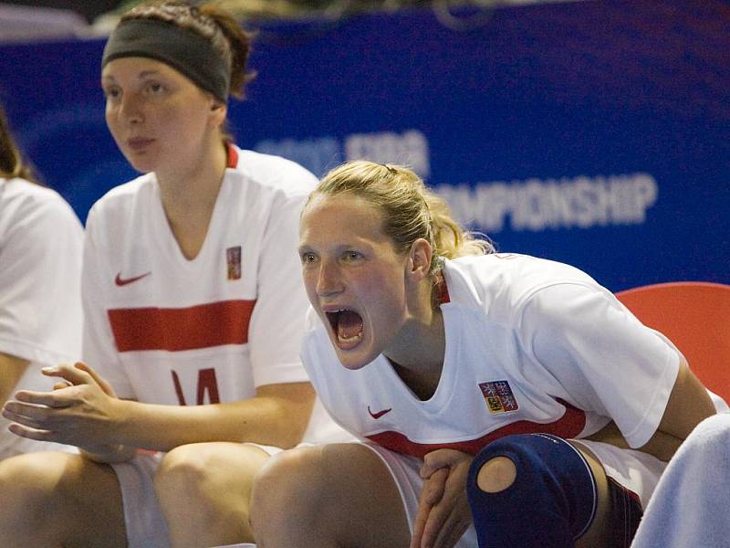 Basketbalistky Pecková a Ferančíková na MS proti Brazílii.