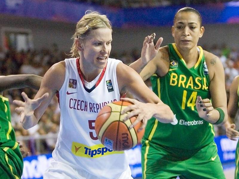 Basketbalistka Večeřová na MS proti Brazílii.