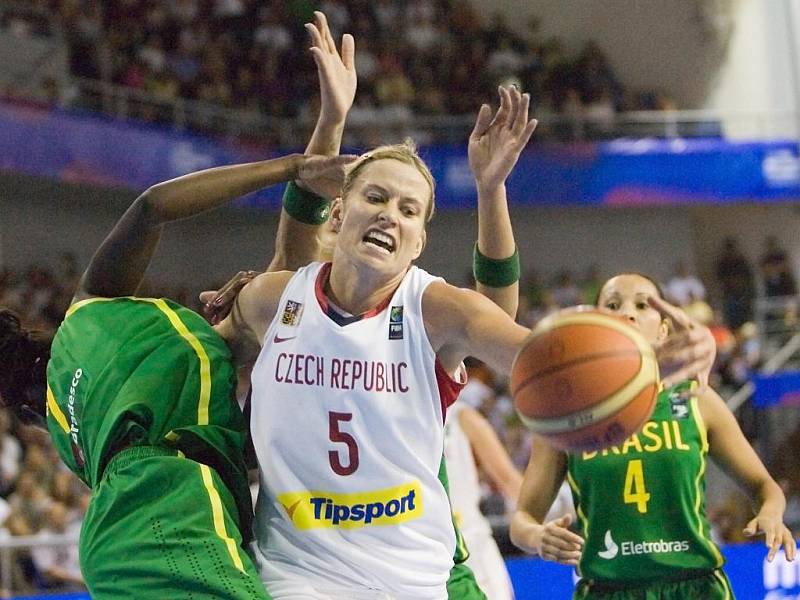 Basketbalistka Večeřová na MS proti Brazílii.