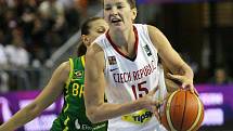 Basketbalistka Vítečková na MS proti Brazílii.