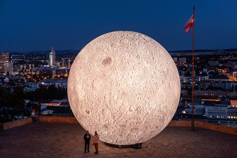 Nafukovacího Měsíce a Země se už lidé v Brně dotknout mohli. Nyní je čeká Mars.