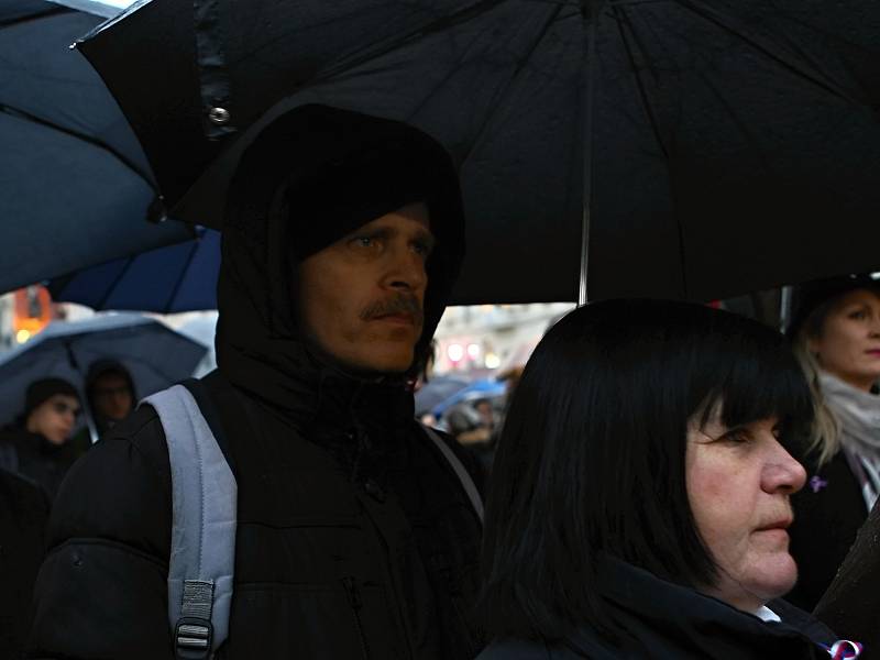 Zhruba dvě stě lidí přišlo na vzpomínkovou akci k 17. listopadu na brněnské náměstí Svobody.