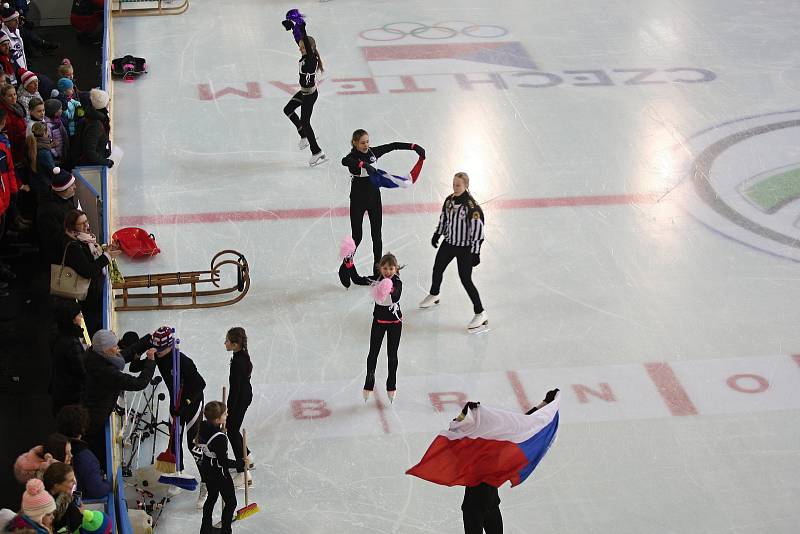 Mladí nadšenci na ledě v Olympijském parku v Brně vypadají jako hemžící se mravenci.