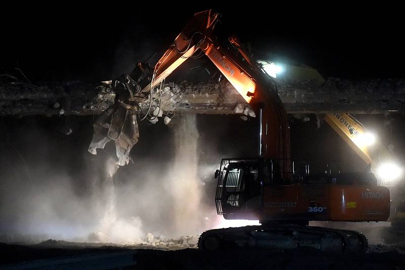 Brno 18.4.2020 - demolice mostu na dálnici D1