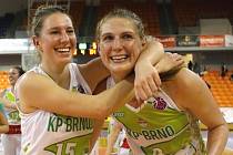 Královopolské basketbalistky (ve světlém) porazily Nymburk 73:64, celkově sérii ovládly 3:1 na zápasy a ve finále si zahrají se suverénním USK Praha.