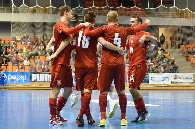 Kvalifikační turnaj na futsalové MS 2020 - ČR (červená) Slovinsko (bílá)