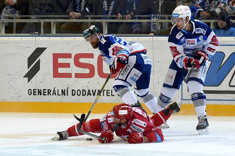 Kometa Brno (v bílém) porazila extraligového lídra Třinec 4:1 i díky parádnímu výkonu gólmana Karla Vejmelky.