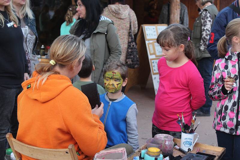 Foto z loňského ročníku oblíbené halloweenské akce v brněnské zoo. Letos mohou lidé sledovat přímý přenos na facebooku i instagramu.