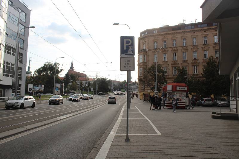 Modré čáry v ulici Milady Horákové v Brně zbělely.
