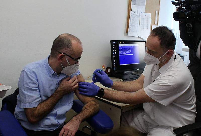 Prvních dvacet lidí naočkovali v neděli dopoledne ve Fakultní nemocnici Brno. Očkování začalo i ve svatoanenské nemocnici.