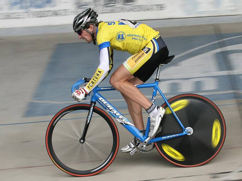 Milan Kadlec z Dukly Praha na brněnském velodromu.