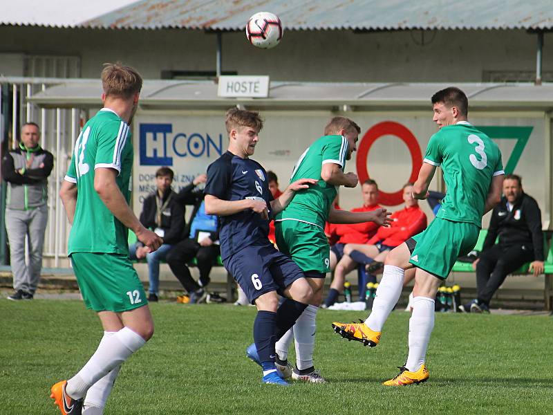 V utkání 22. kola fotbalové divize D prohrála Dosta Bystrc-Kníničky (zelené dresy) s FK Blansko 0:7.