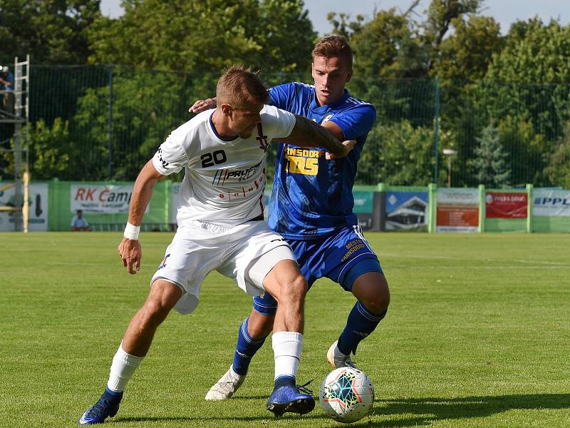 Fotbalista Jan Hladík (v bílém).